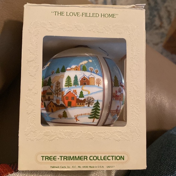 Vintage Christmas hallmark ornament 1979 “the love filled home” - Picture 5 of 7